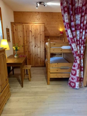 L'appartement LES BOSSONS en lisière de forêt dans le chalet Génépi
